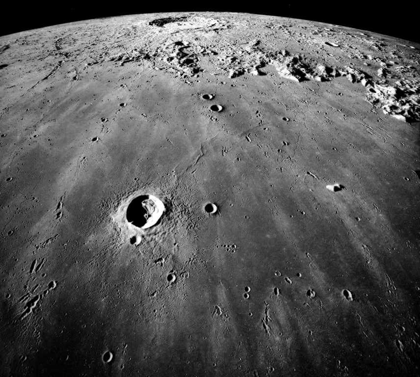 Mare imbrium (Moře dešťů) a Koperníkův kráter. Zdroj foto:  NASA, Public domain, via Wikimedia Commons