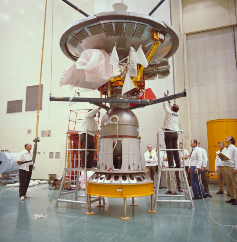 Pioneer 10 ještě v konstrukční hale. Snímek pochází z počátku 70. let 20. století. Zdroj foto: ASA Ames Research Center (NASA-ARC), Public domain, via Wikimedia Commons