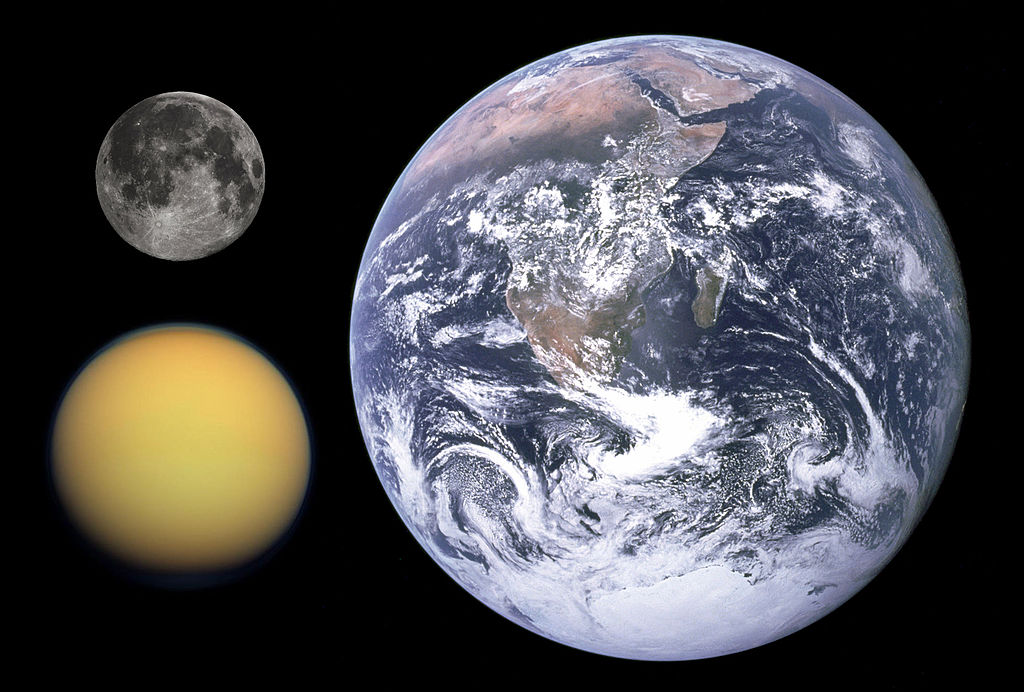 Porovnání velikosti Země, Měsíce a Titanu. Zdroj obrázku:  Apollo 17 Picture of the Whole Earth: NASATelescopic Image of the Full Moon: Gregory H. ReveraImage of Titan: NASA/JPL/Space Science Institute, Public domain, via Wikimedia Commons

