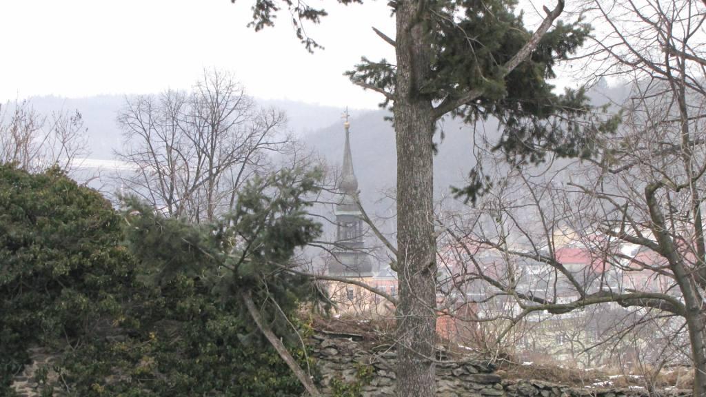 Městečko Bolków při pohledu z okolních vrcholků. Foto autor  