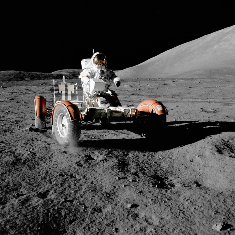 V rámci mise Apollo 17 byl Měsíc i „motorizován“. Zdroj foto: NASA, Public domain, via Wikimedia Commons
