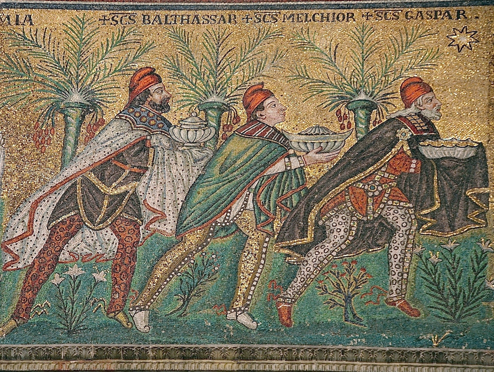 Tři králové jako motiv mozaiky v italské Ravenně. Zdroj obrázku: Username.Ruge, CC BY-SA 4.0 , via Wikimedia Commons