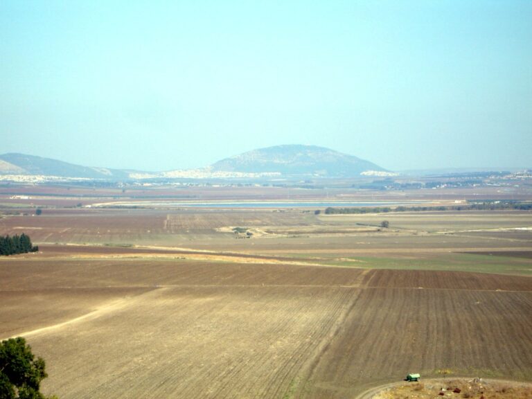 Pohled z Megida do okolní krajiny. Zdroj foto: Joe Freeman, CC BY-SA 2.5 , via Wikimedia Commons