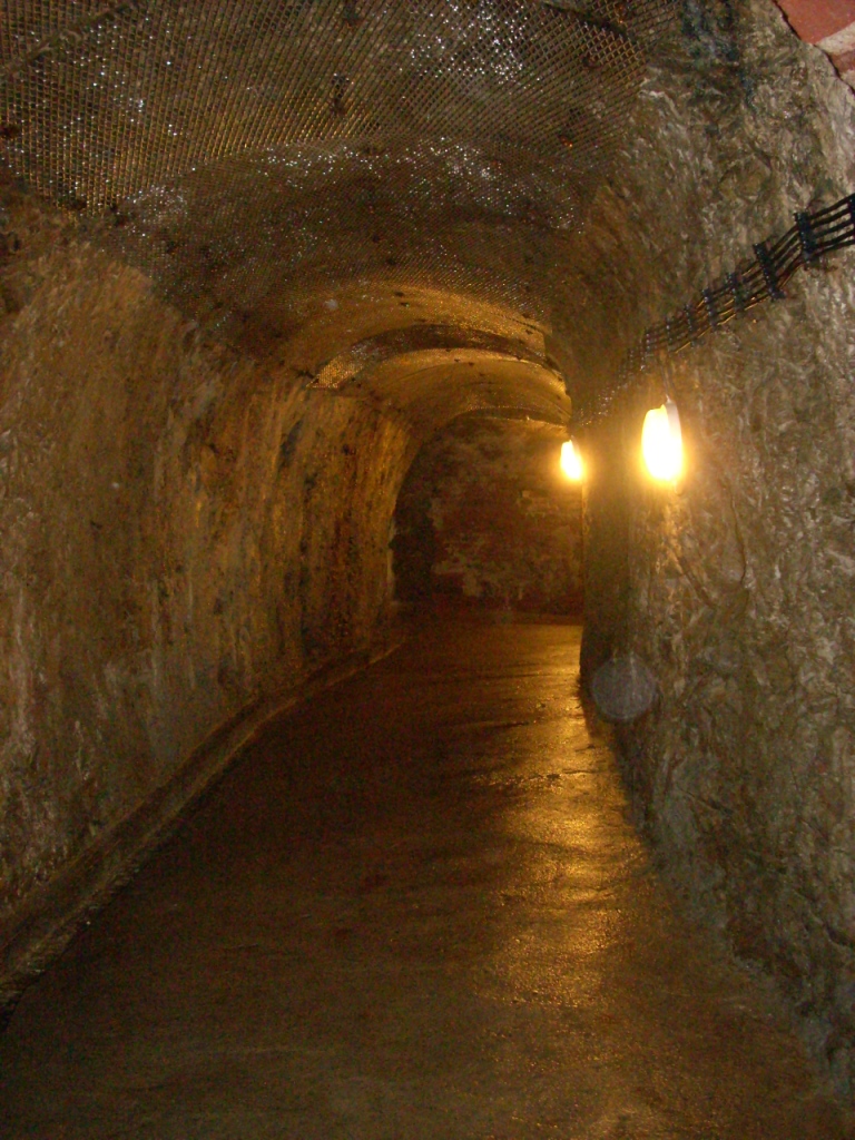 Chodba v jihlavském podzemí. Zdroj foto:  Schuminka janička, Public domain, via Wikimedia Commons

