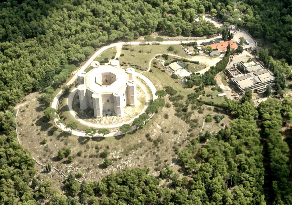 Pohled na hrad Castel del Monte shora. FOTO: Michael Fritz / Creative Commons / CC BY-SA 4.0