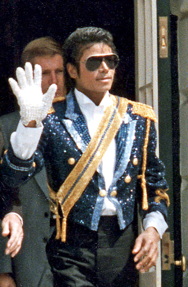 Neznámý muž v masce dělá evidentní narážku na krále popu Michaela Jacksona. FOTO: neznámý autor / Creative Commons / volné dílo