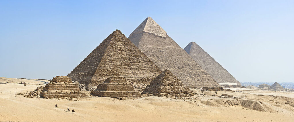 Tři nejvyšší a nejznámější pyramidy v Gíze. FOTO: KennyOMG, CC BY-SA 4.0, via Wikimedia Commons