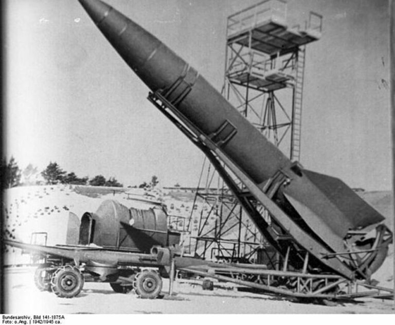 Rakety V-2 byly „zproštěny“ podezření. „Rakety duchů“ byly popisovány jako rakety s křídly, co by odpovídalo střele s plochou dráhou letu (V-1) a nikoli balistické raketě, kterou byla i V-2. Zdroj foto: Bundesarchiv, Bild 141-1875A / CC-BY-SA 3.0, CC BY-SA 3.0 DE , via Wikimedia Commons
