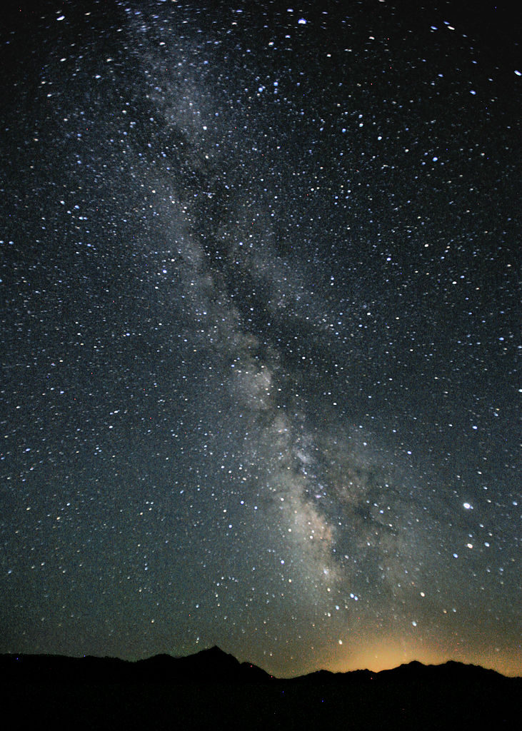 Mléčná dráha je galaxie zahrnující i naši sluneční soustavu. Mlhavý pás je tvořen hvězdami, které nedokážeme rozeznat pouhým okem. Zdroj foto:  Steve Jurvetson, CC BY 2.0 , via Wikimedia Commons