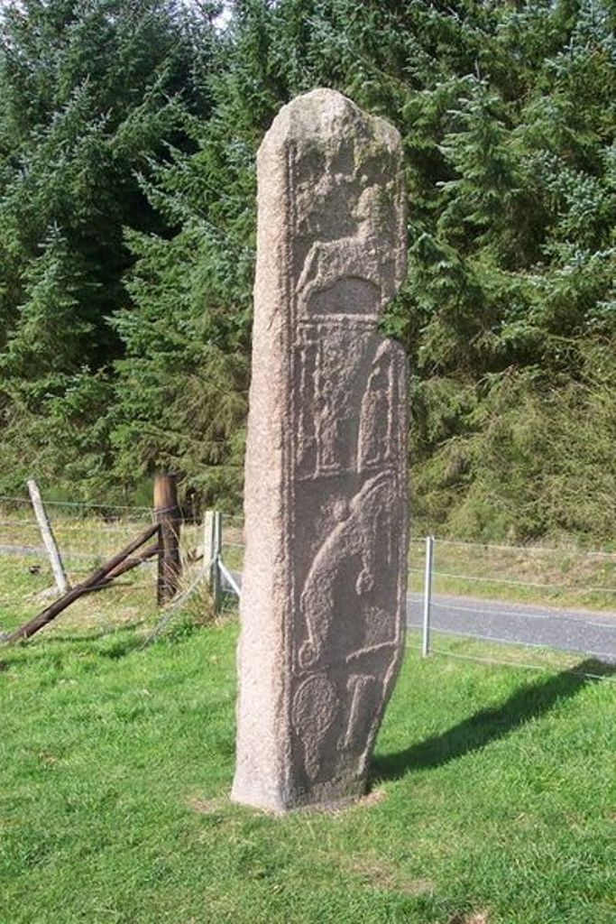 Pohlednice z dávných časů, to jsou piktské kamenné stély. Zdroj foto:  Stephen Samson, CC BY-SA 2.0 , via Wikimedia Commons