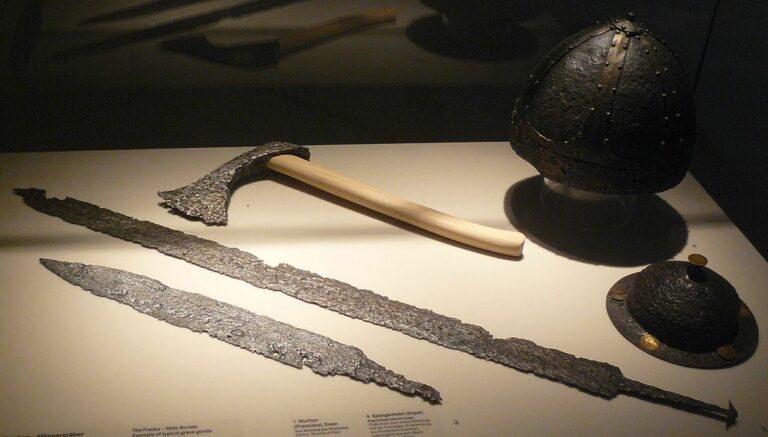 K zjištění lokality centra Sámovy říše mohou archeology nasměrovat i nálezy zbraní ze sedmého století. Zdroj foto: Altaipanther, Public domain, via Wikimedia Commons