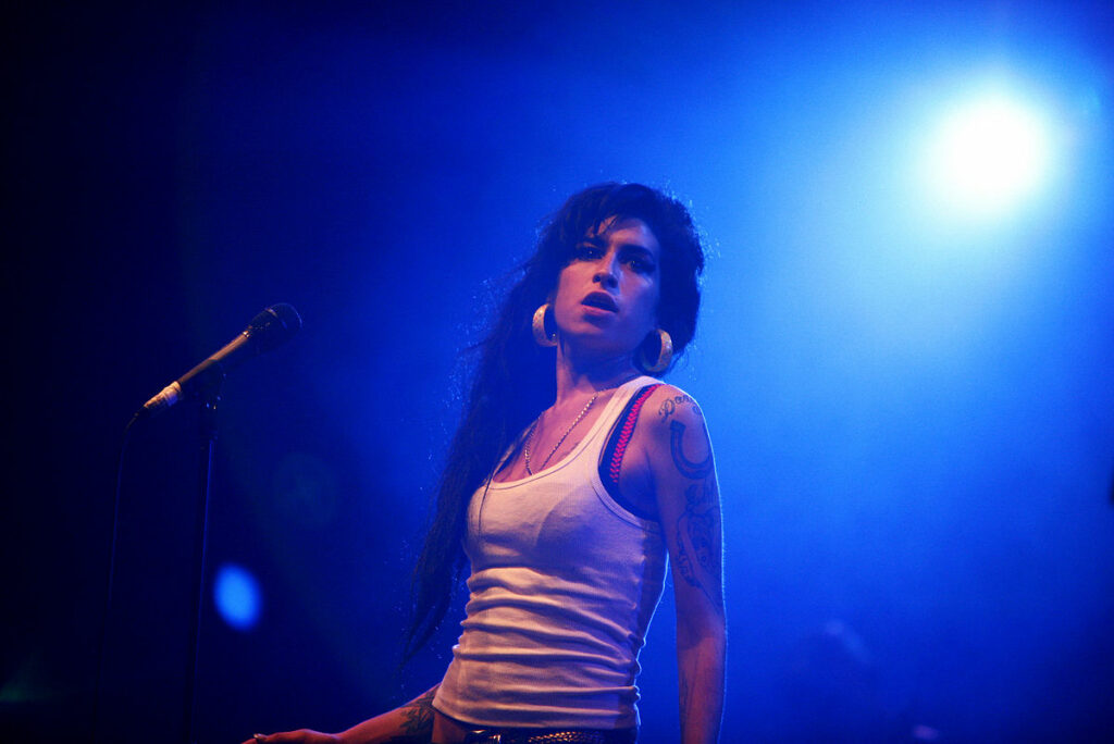 Poslední ke slavné sedmičce přibyla v roce 2011 Amy Winehouse. Podle pitevní zprávy se otrávila alkoholem. FOTO: Rama, CC BY-SA 2.0 FR, via Wikimedia Commons