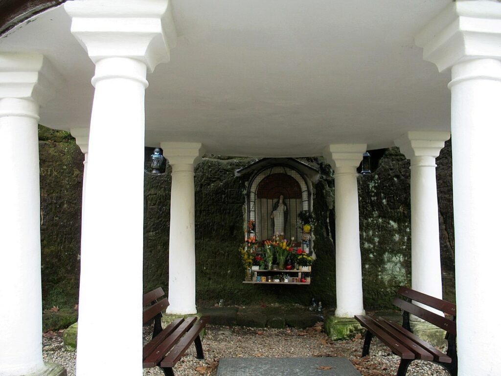 Interiér empírového glorietu se soškou sv. Zdislavy Foto: Marie Čcheidzeová / CC BY-SA 4.0