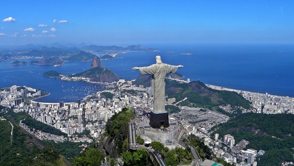 Ježíš z Agropoli prý ze všeho nejvíc připomíná slavnou sochu Krista Spasitele z brazilského Rio de Janeira. FOTO: Artyom Sharbatyan / Creative Commons / CC BY-SA 3.0