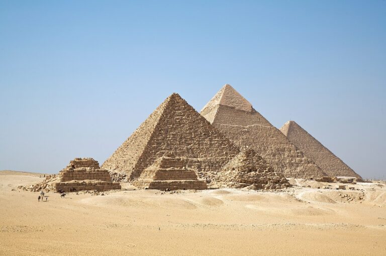 Slavné pyramidy v Gíze. Vytváří energetické pole povznášející lidstvo? FOTO: Ricardo Liberato / Creative Commons / CC BY-SA 2.0