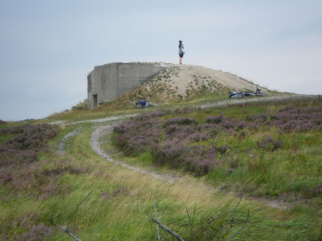 Lokalita je typická i opevněnými „hradišti“ a pevnostmi z úplně jiné epochy, než byla doba bronzová. Zdroj foto:  Brdy - res publica, Public domain, via Wikimedia Commons