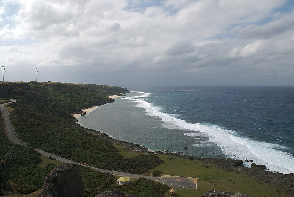 Pobřeží ostrova Jonaguni. Zdroj foto: sota-k, CC BY-SA 2.0 , via Wikimedia Commons