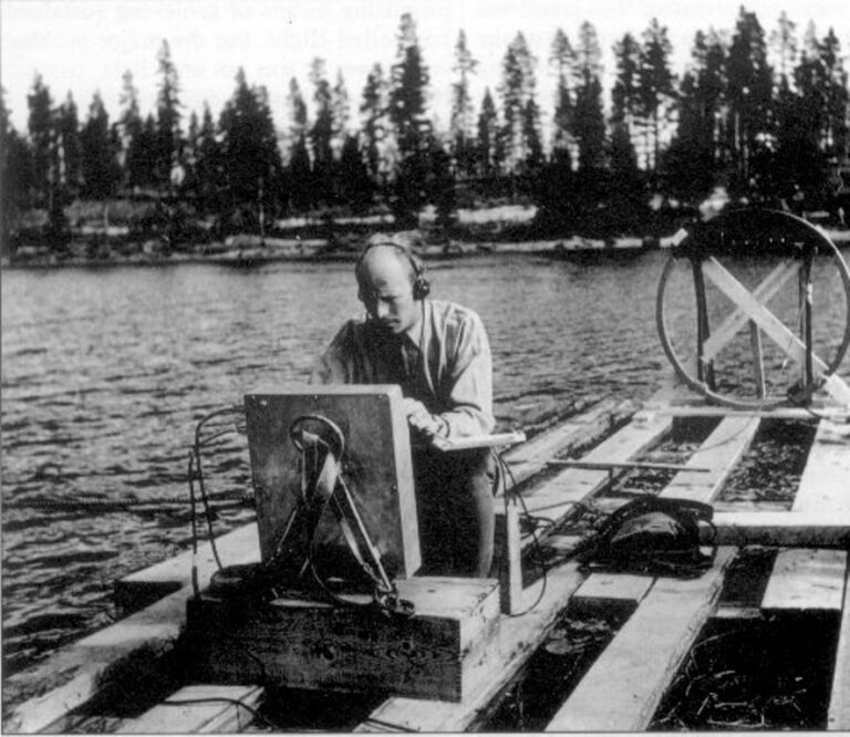 Důstojník švédského letectva Karl-Gösta Bartoll pátrá po „raketě duchů“, která se 19. července 1946 zřítila do jezera Kölmjärv. Zdroj foto: Swedish military photo, Public domain, via Wikimedia Commons
