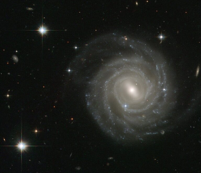 Mléčná dráha by se snad mohla podobat galaxii UGC 12158. To už je hezčí název Mléčná dráha, co říkáte? Zdroj foto: ESA/Hubble & NASA, Public domain, via Wikimedia Commons