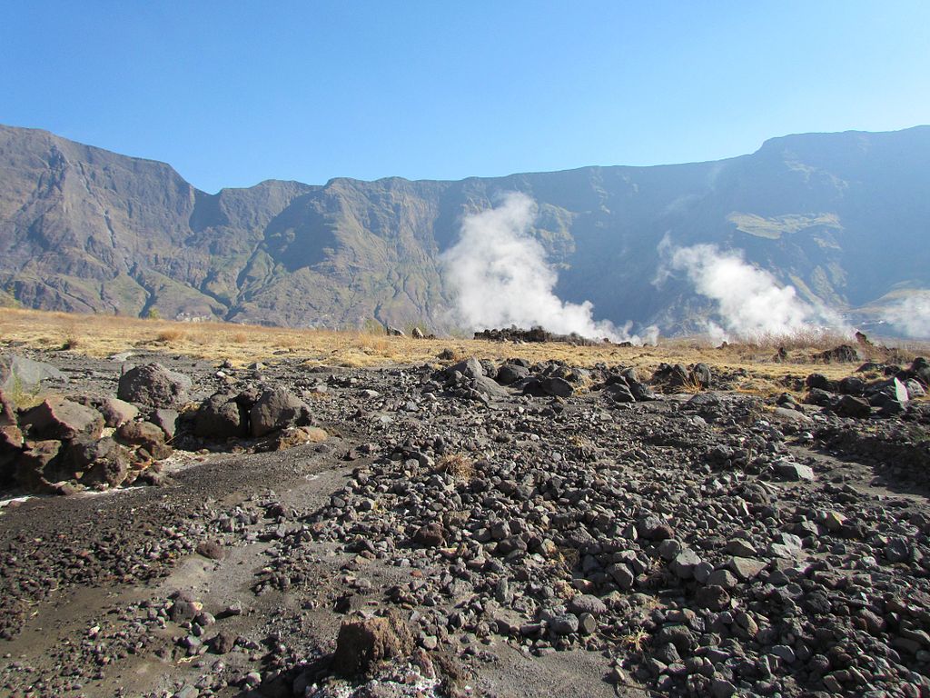 Povrch kaldery sopky Tambora v současnosti. Zdroj foto:  Georesearch Volcanedo Germany, CC BY-SA 3.0 , via Wikimedia Commons