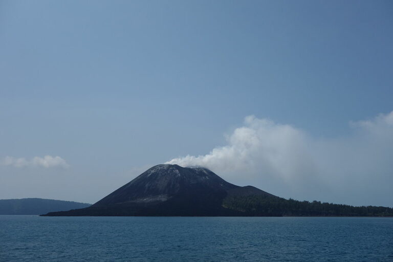 Kužel sopky Anak Krakatoa na snímku v roce 2013. Zdroi foto: Lord Mountbatten, CC BY-SA 3.0 , via Wikimedia Commons