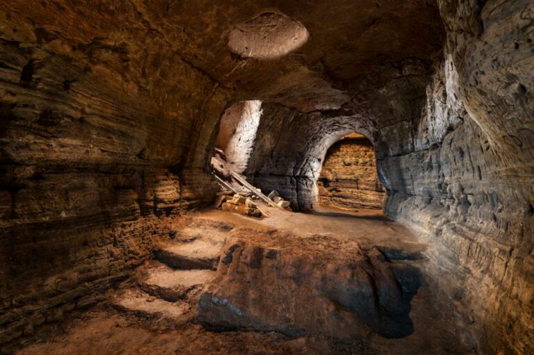 V prostorách jeskyní se našly i řezby na stěnách a kamenná sedadla. Zdroj foto: Alfrunperla, CC BY-SA 4.0 <https://creativecommons.org/licenses/by-sa/4.0>, via Wikimedia Commons