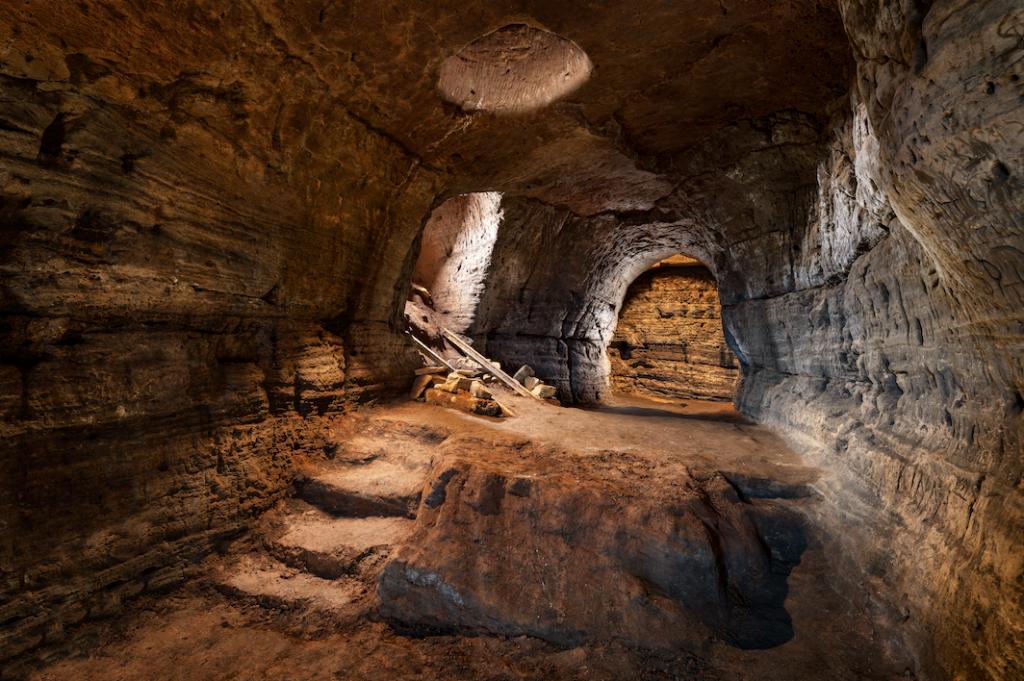 V prostorách jeskyní se našly i řezby na stěnách a kamenná sedadla. Zdroj foto:   Alfrunperla, CC BY-SA 4.0 , via Wikimedia Commons

