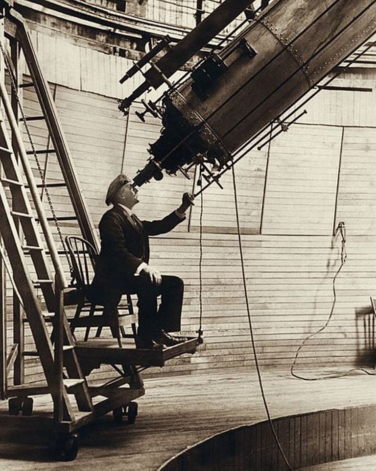 Perci Lowell při práci s astronomickým dalekohledem. Zdroj obrázku: Unknown author, Public domain, via Wikimedia Commons