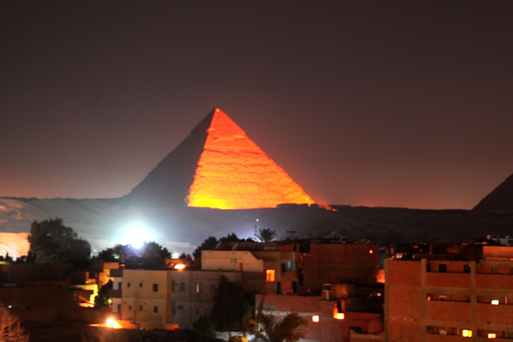 Noční pohled na pyramidu  v egyptské Gíze. Zdroj foto:  David Broad, CC BY 3.0 , via Wikimedia Commons

