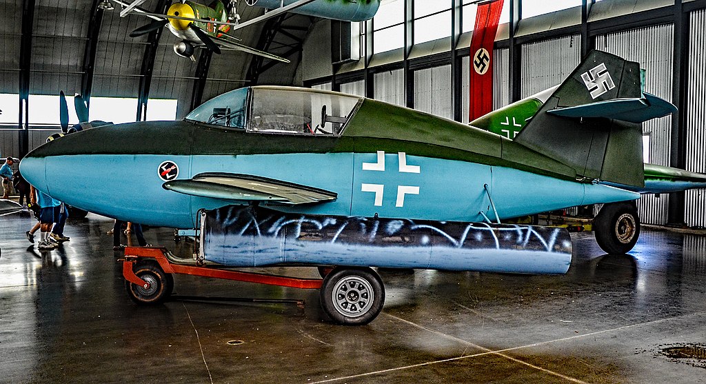 Původně měl být pro sebevražedné mise využitý proudový  Messerschmitt Me 328 B. Později se pozornost upřela na možnosti pilotovaných střel V-1. Zdroj foto: Tomás Del Coro from Las Vegas, Nevada, USA, CC BY-SA 2.0 , via Wikimedia Commons
 
