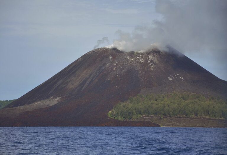 Již neexistující sopečný kužel sopky Anak Krakatoa. Jeho sesuv do moře způsobil ničivou vlnu tsunami. Zdroj foto: Tyke, CC BY-SA 4.0 , via Wikimedia Commons
