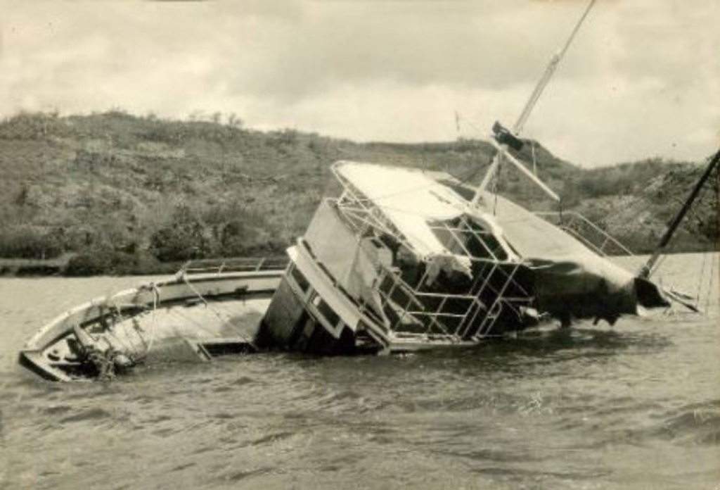 Joyita byla díky vrstvě korkové izolace takřka nepotopitelná. Poškození palubní nástavby se událo až v týdnech, kdy lidé loď opustili,  a ta byla ponechána na pospas oceánu. Zdroj foto:  Unknown photographer, Public domain, via Wikimedia Commons

