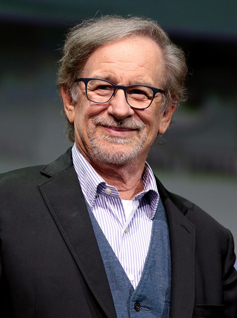 Snímek trhá rekordy v návštěvnosti a americký režisér Steven Spielberg (*1946) se stane hvězdou světového formátu téměř přes noc. Foto: Gage Skidmore / CC BY-SA 3.0
