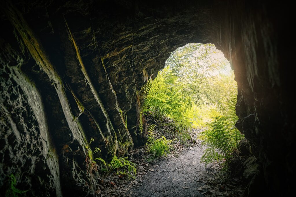 https://pixabay.com/photos/cave-tunnel-light-stone-passage-5438620/