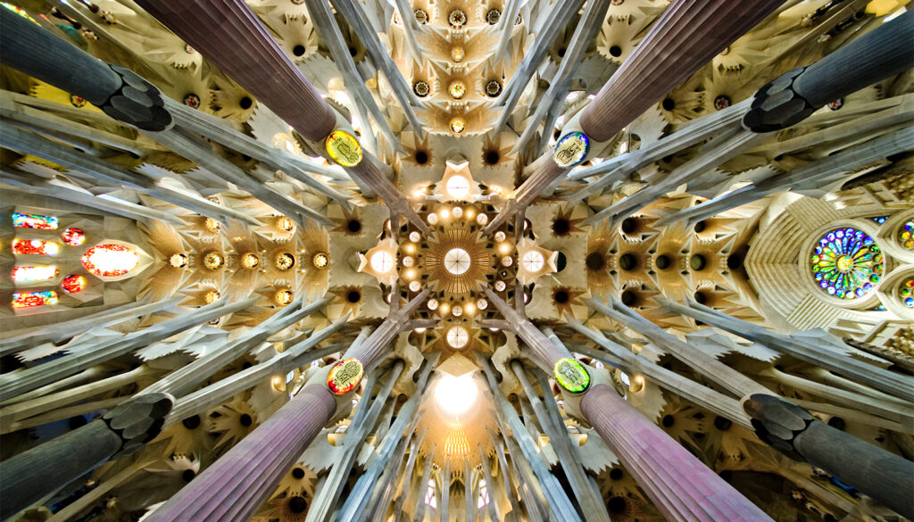 Pohled kolmo nahoru uvnitř chrámu Sagrada Família. FOTO: SBA73 / Creative Commons / CC BY-SA 2.0