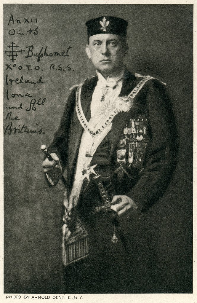 Aleister Crowley (1875-1947). Zdroj foto:   Arnold Genthe, Public domain, via Wikimedia Commons