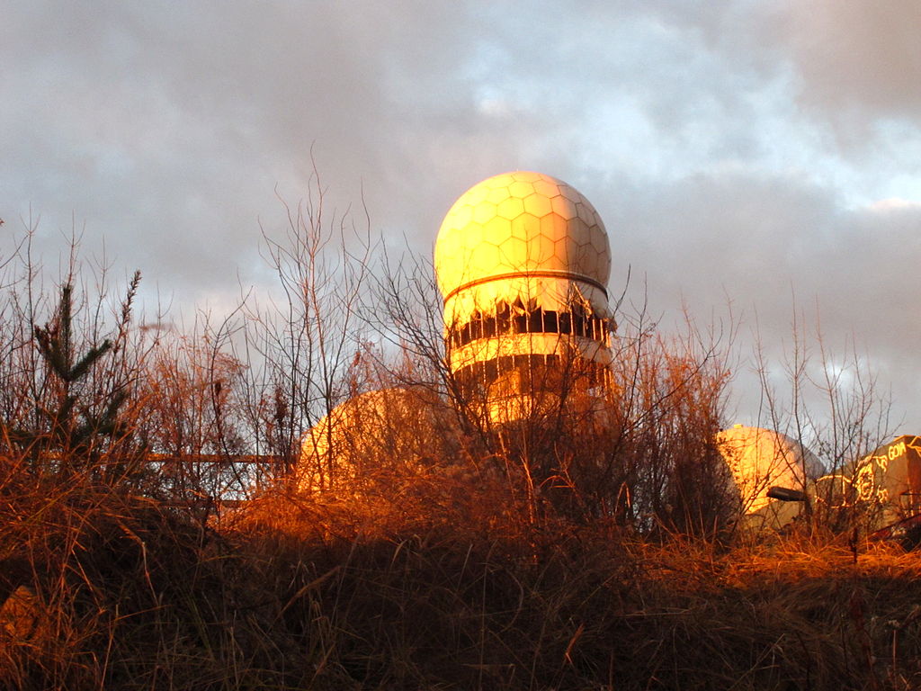 Radarové kupole tajné odposlouchávací stanice na vrcholu Teufelsbergu. Zdroj foto: Sim binko, CC BY-SA 3.0 , via Wikimedia Commons
 
