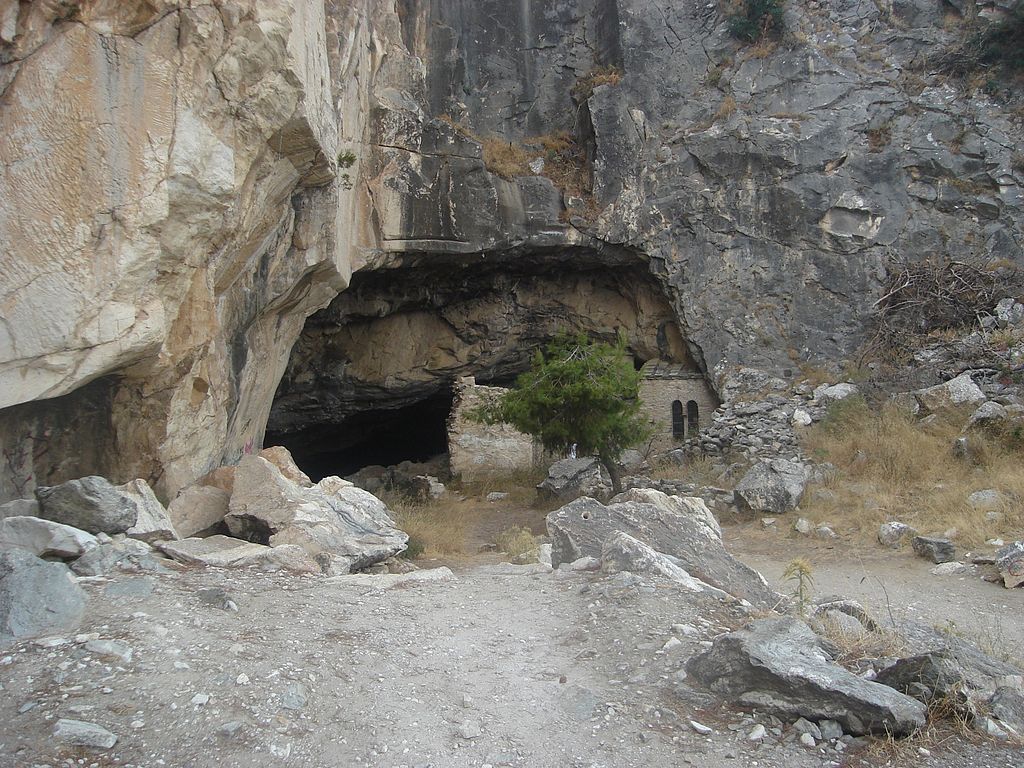 Vchod do jeskyně Davelis. Zdroj foto  NikosFF, CC BY-SA 4.0 , via Wikimedia Commons