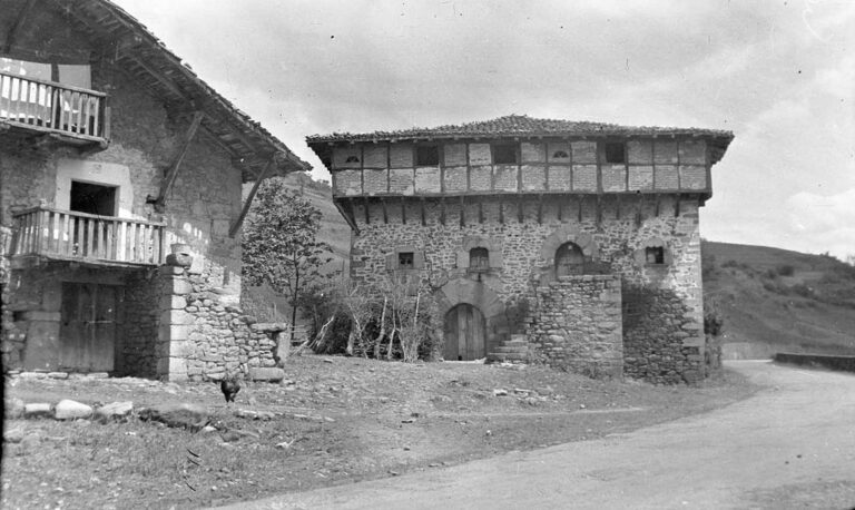 Baskové v minulosti žili na opevněných farmách. Zdroj foto: Indalecio Ojanguren, CC BY-SA 3.0 , via Wikimedia Commons
