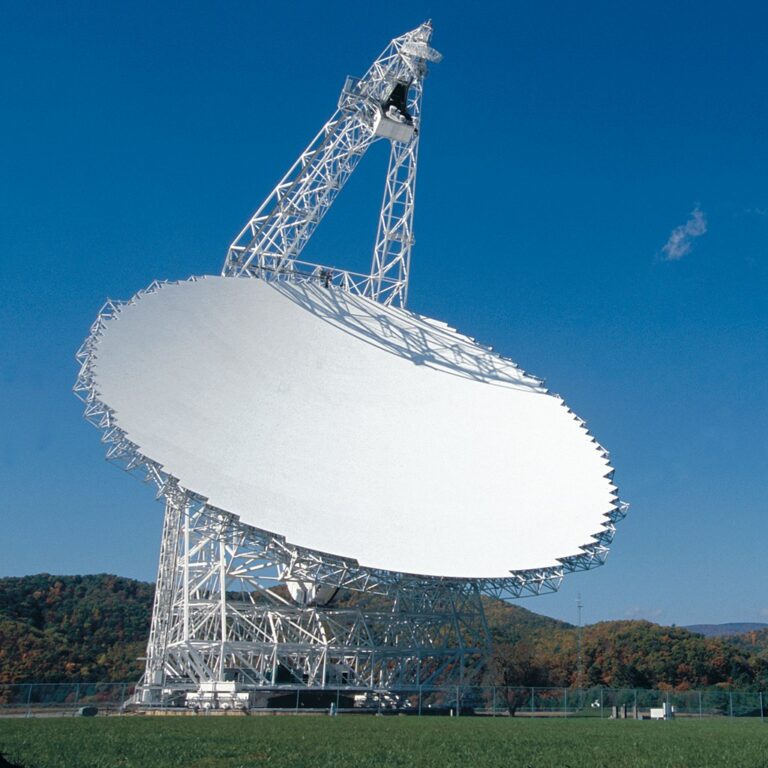 Green Bank Telescope ve Virginii. Právě toto zařízení bylo použito pro zkoumání záhadného fenoménu Tabbyiny hvězdy. Zdroj foto: NRAO/AUI/NSF, CC BY 3.0 <https://creativecommons.org/licenses/by/3.0>, via Wikimedia Commons