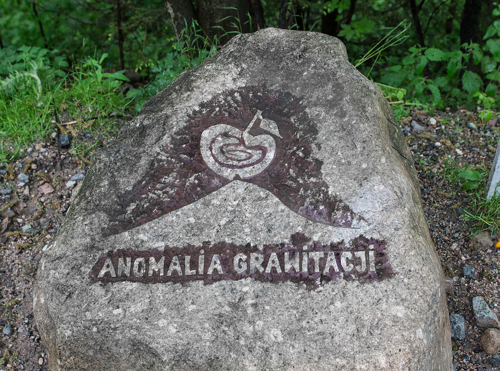 Kámen označující v Karpaczi místo údajné gravitační anomálie. Zdroj foto_ SkywalkerPL, CC BY 3.0 , via Wikimedia Commons