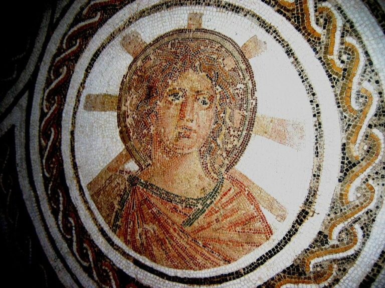 „Pohanská“ svatozář boha Apollóna na římské mozaice. Zdroj obrázku: Mathiasrex, CC BY-SA 3.0 , via Wikimedia Commons