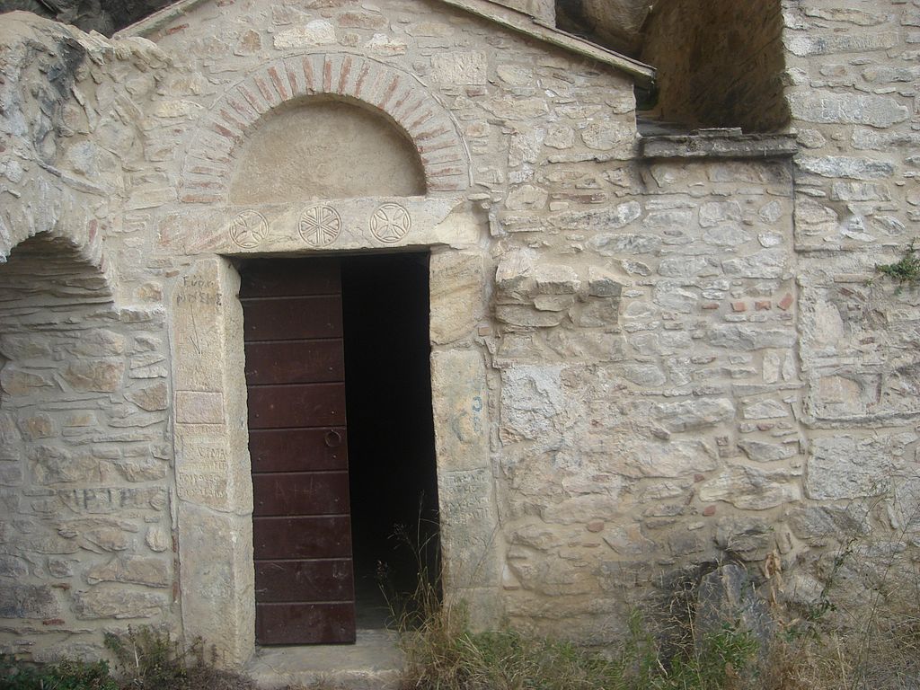 Vchod do malého kostela. Zdroj foto:  NikosFF, CC BY-SA 4.0 , via Wikimedia Commons