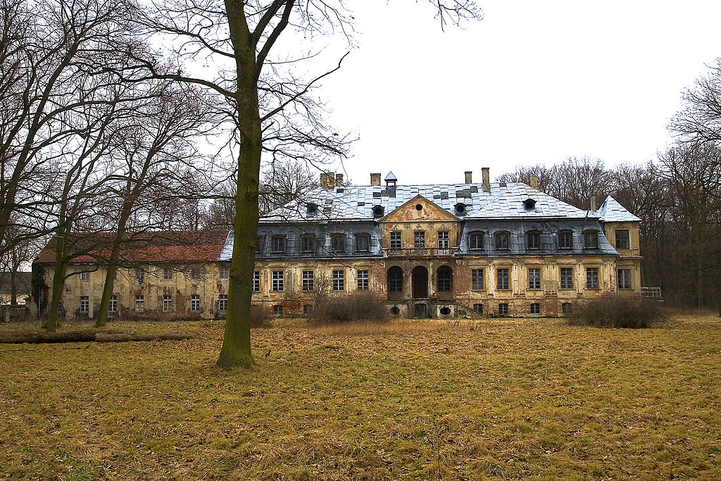 Palác Minkowskie v jihozápadním Polsku. Právě zde by se měl ukrývat nacistický poklad. Zdroj foto: Xxkazik, CC BY-SA 3.0 PL , via Wikimedia Commons