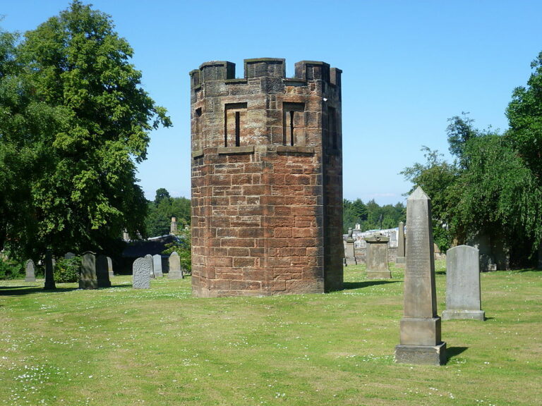 V době zvýšené poptávky po tělech ze strany anatomických ústavů byly na skotských hřbitovech postaveny strážní věže. Zdroj foto: Kim Traynor, CC BY-SA 3.0 <https://creativecommons.org/licenses/by-sa/3.0>, via Wikimedia Commons