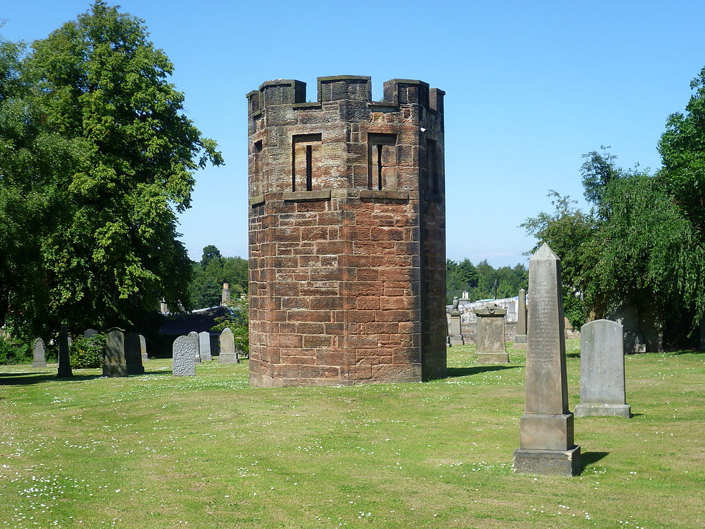 V době zvýšené poptávky po tělech ze strany anatomických ústavů byly na skotských hřbitovech postaveny strážní věže. Zdroj foto:  Kim Traynor, CC BY-SA 3.0 , via Wikimedia Commons