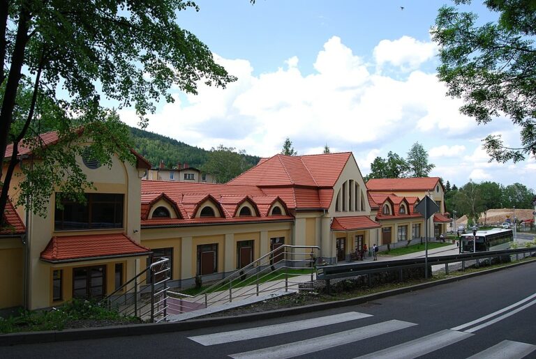 Karpacz je turisticky vyhledávané místo. Zdroj foto: Irena Goderska, CC BY-SA 3.0 , via Wikimedia Commons