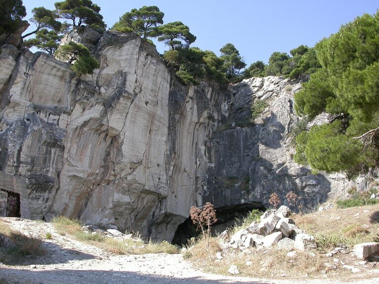 Jeskyně se nachází v útrobách hory Penteli. Zdroj foto: Stepanps, CC BY-SA 4.0 , via Wikimedia Commons