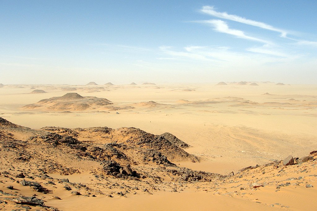Libyjská poušť.  Na první pohled magické místo. Klima pouště však není příliš slučitelné s lidským životem. Navíc, pokud nemáte dostatečné zásoby vody. Zdroj foto:   Saharate, CC BY-SA 4.0 , via Wikimedia Commons