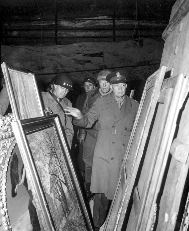 Ukryté nacistické poklady nebyly po druhé světové válce jen fantazie, ale i holá realita. Generál Eisenhower si prohlíží umělecká díla ukrytá v jednom německém solném dole. Zdroj foto: Lt. Moore, U.S. Army, Public domain, via Wikimedia Commons